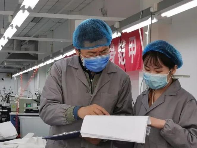 北京市医疗器械技术审评中心副主任于泳(左)检查产品生产记录.
